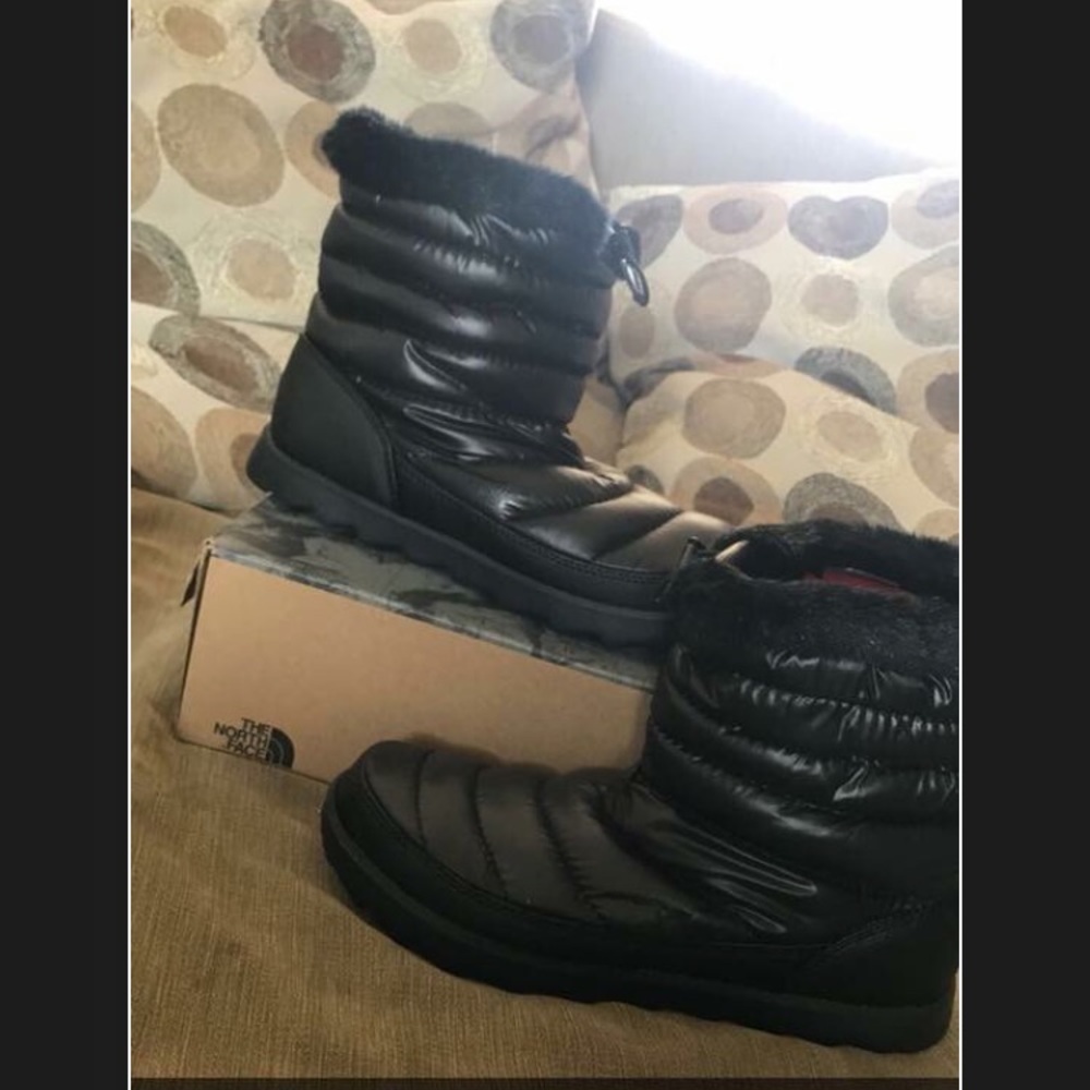 Women’s North Face Booties. New in Box. Size 10.